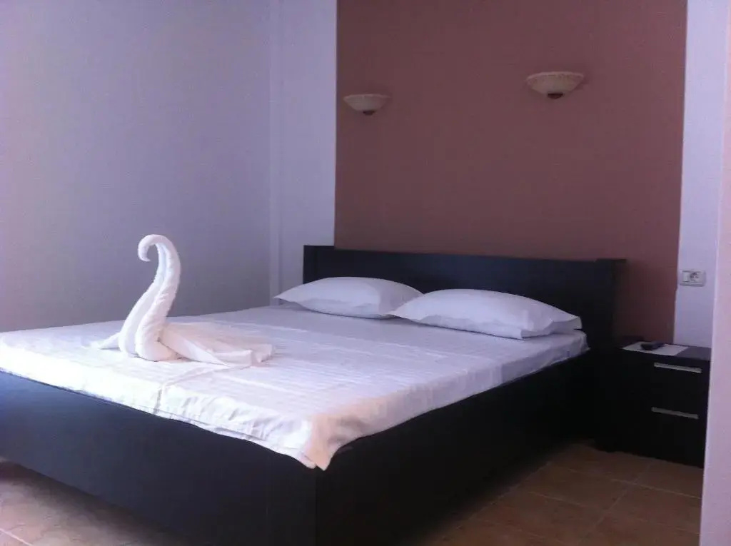 Classic Double room with partial sea view (full double bed)