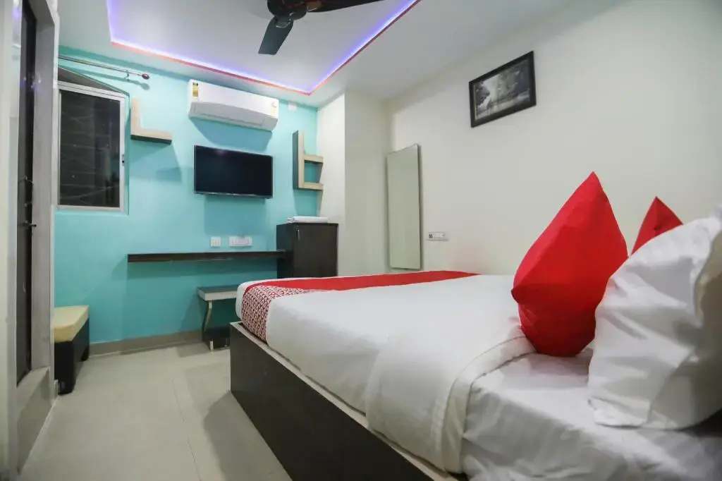 Red Velvet Siddhi Vinayak by OYO Rooms