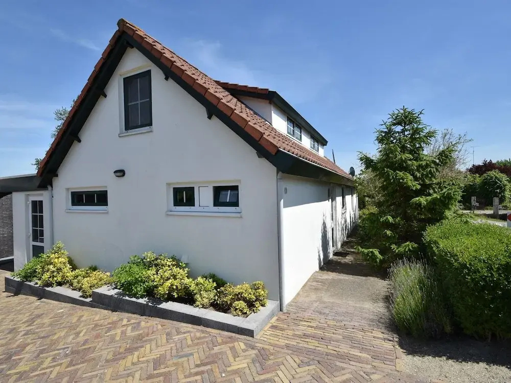 Luxury Holiday Home in Oostvoorne by the Lake