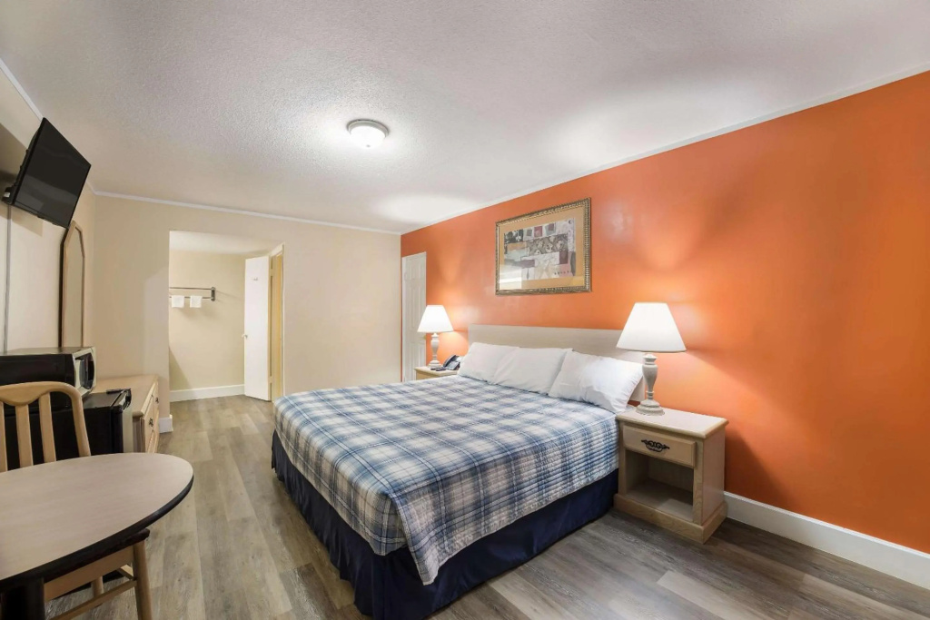 Rodeway Inn Cecil — 4