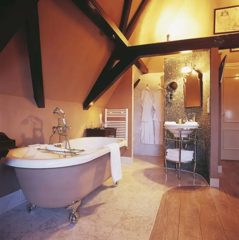 Double Suite (full double bed)