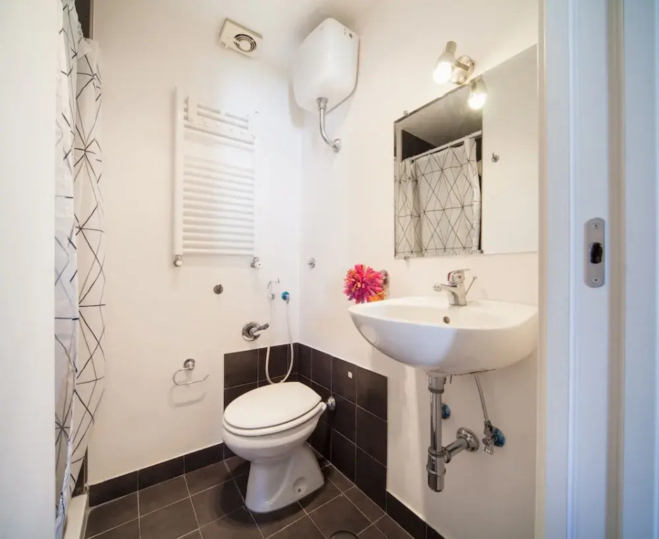 Deluxe Double room (full double bed)