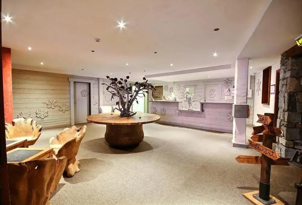 Lobby & Reception