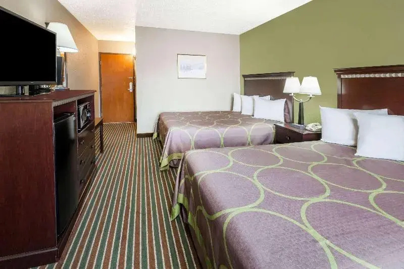 Standard Quadruple room with pool view