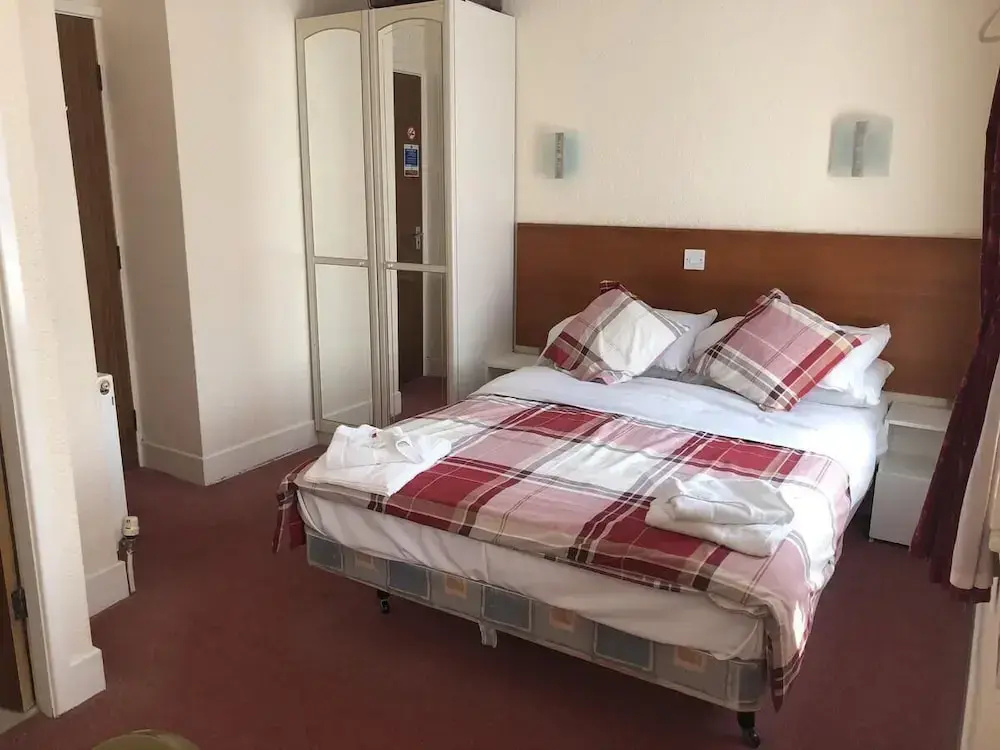 Standard Double room with partial sea view (full double bed)