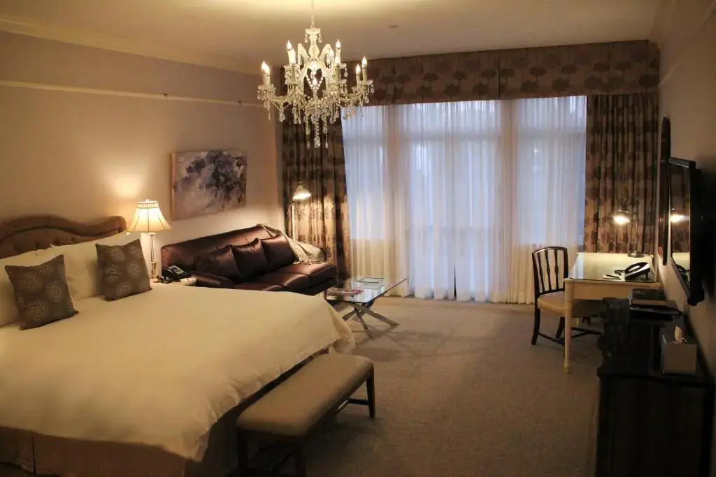 Deluxe Double room with city view (full double bed)