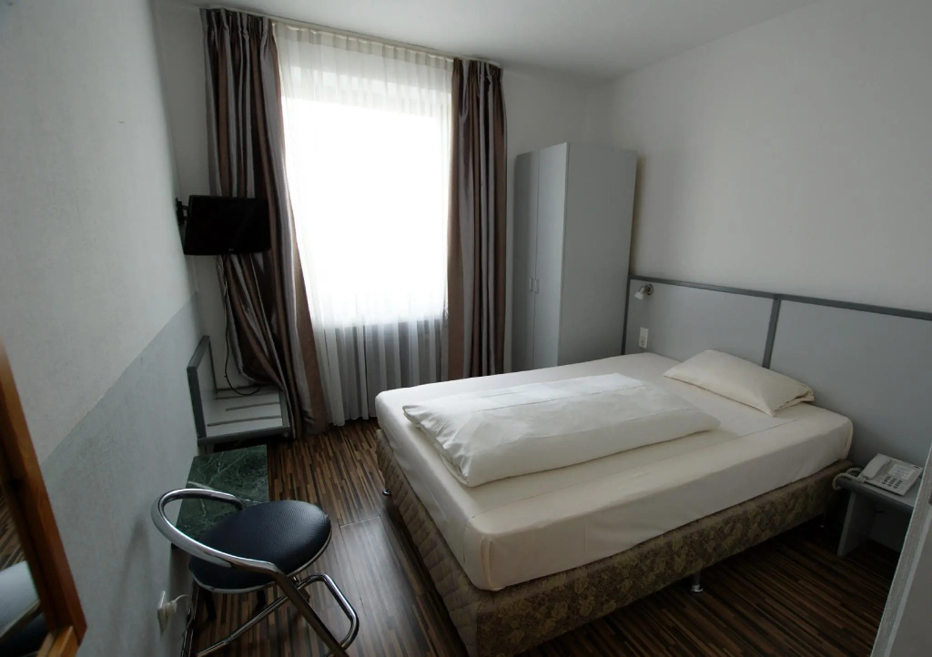 Bahn Hotel — 4