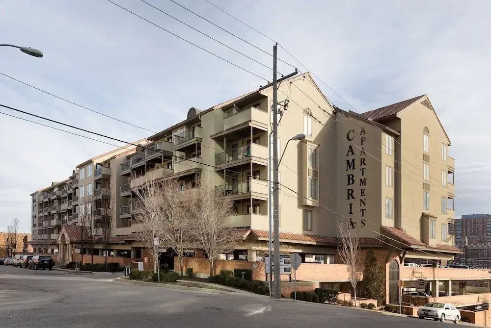 Cambria - Comfortable Plaza Apts with Free Parking by Zencity
