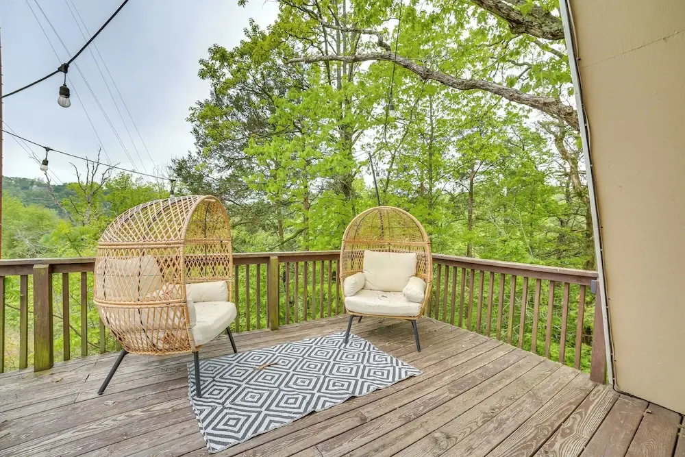 Cozy Cabin w/ Fire Pit: Walk to Lake Taneycomo!