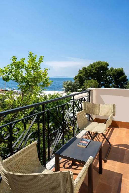 Superior Double room with balcony and with partial ocean view (full double bed)