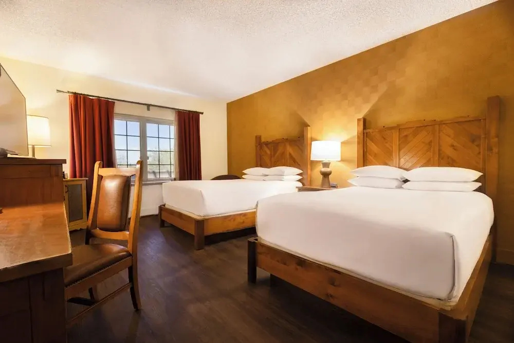 Deluxe Quadruple room with city view