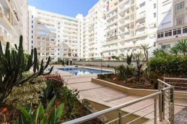 Lovely one-bed flat in secure building with shared swimming pool