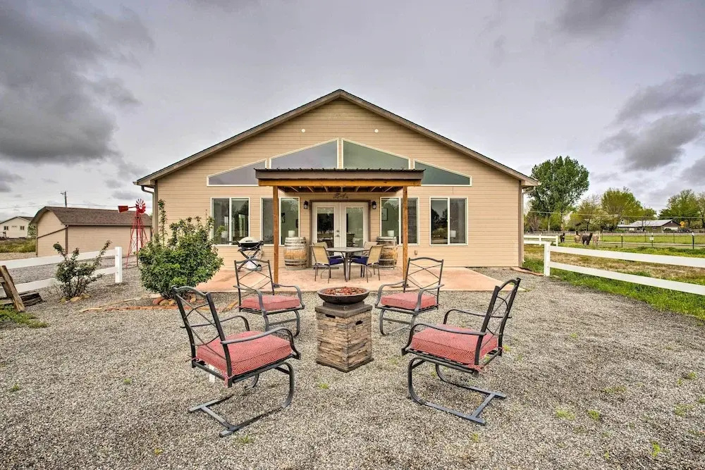 The Farmhouse at Grand Valley Getaway w/ Alpacas!