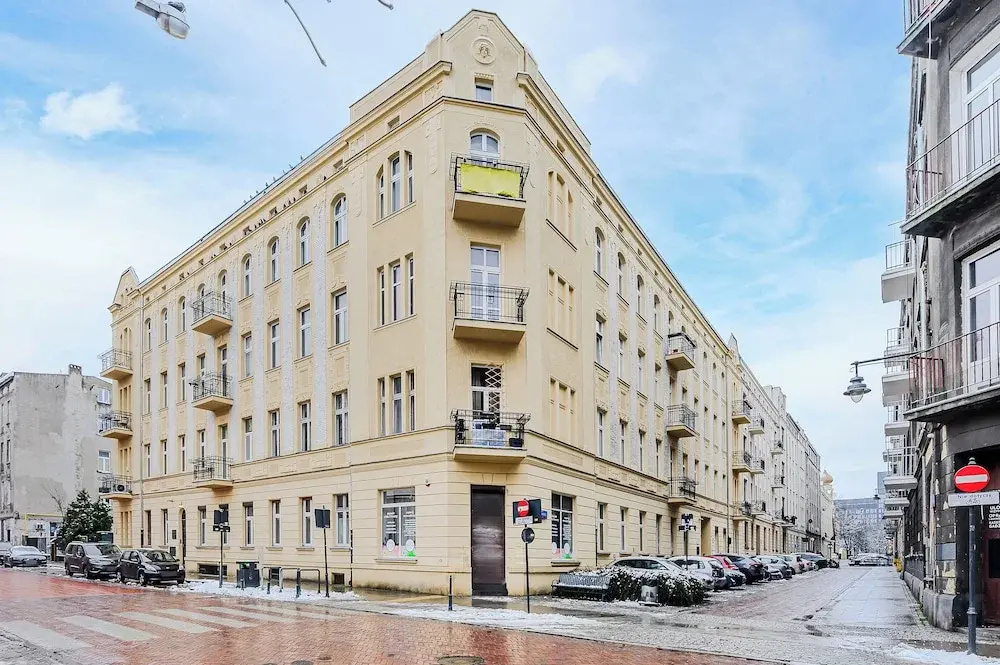 Lumina bright apart near the city center