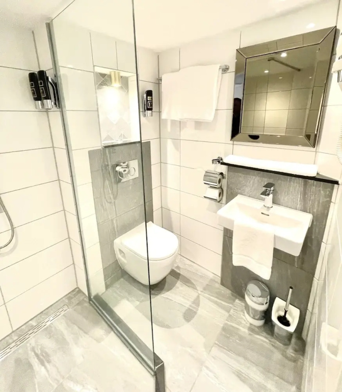Deluxe Double room with canal view (full double bed)