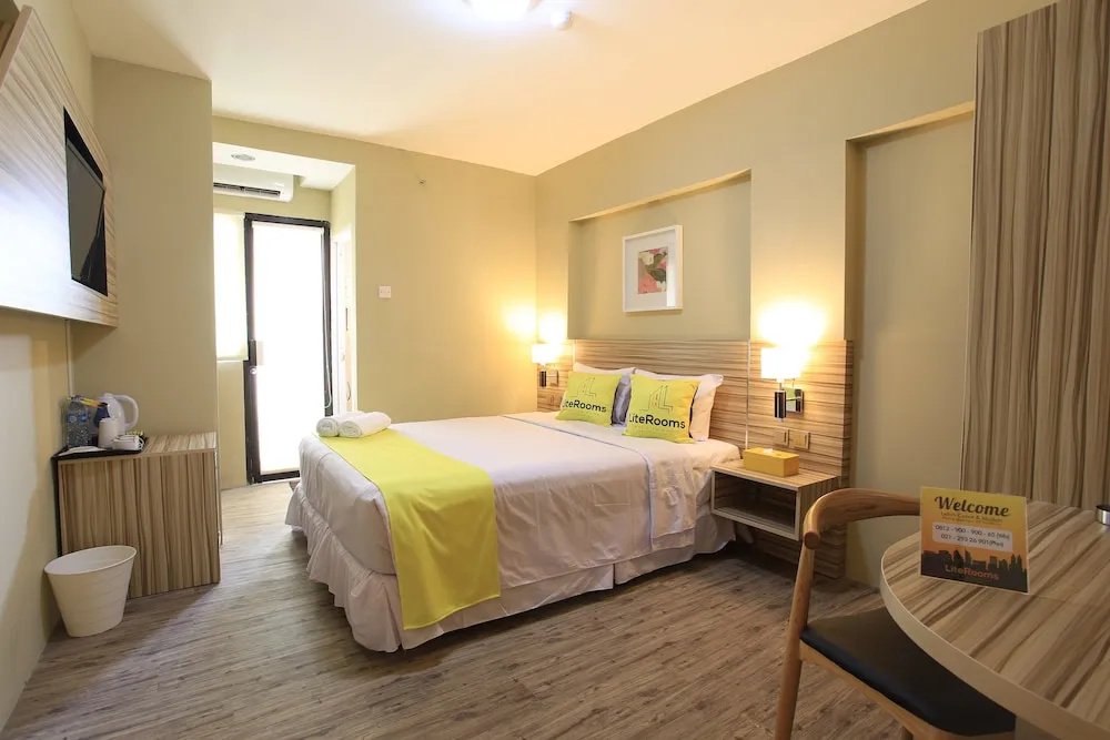 Deluxe Double room with balcony and with city view (full double bed)