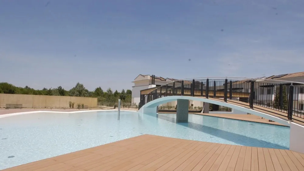 Pool-front Apartment With Fenced Garden and bbq