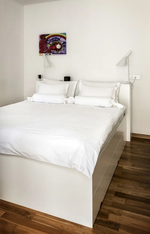 Small Cozy Double room with balcony (full double bed)