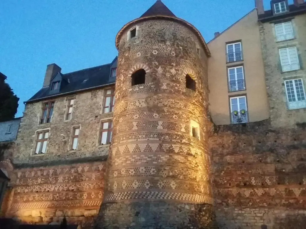 Petite Maison Romantique Coeur Historique Plantagenet, au calme