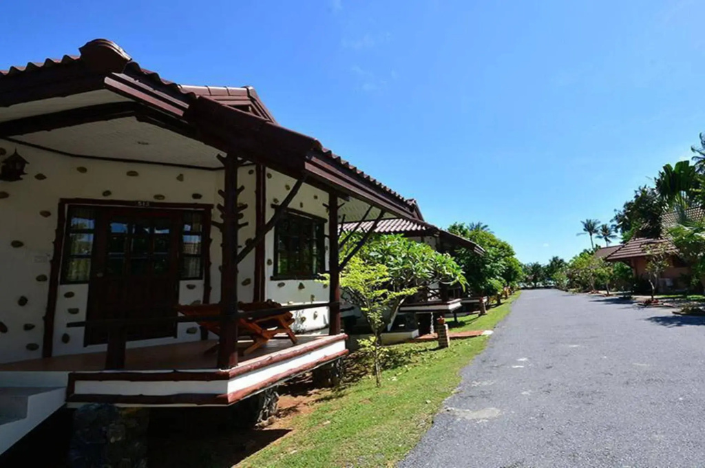 Alongkot Beach Resort Khanom