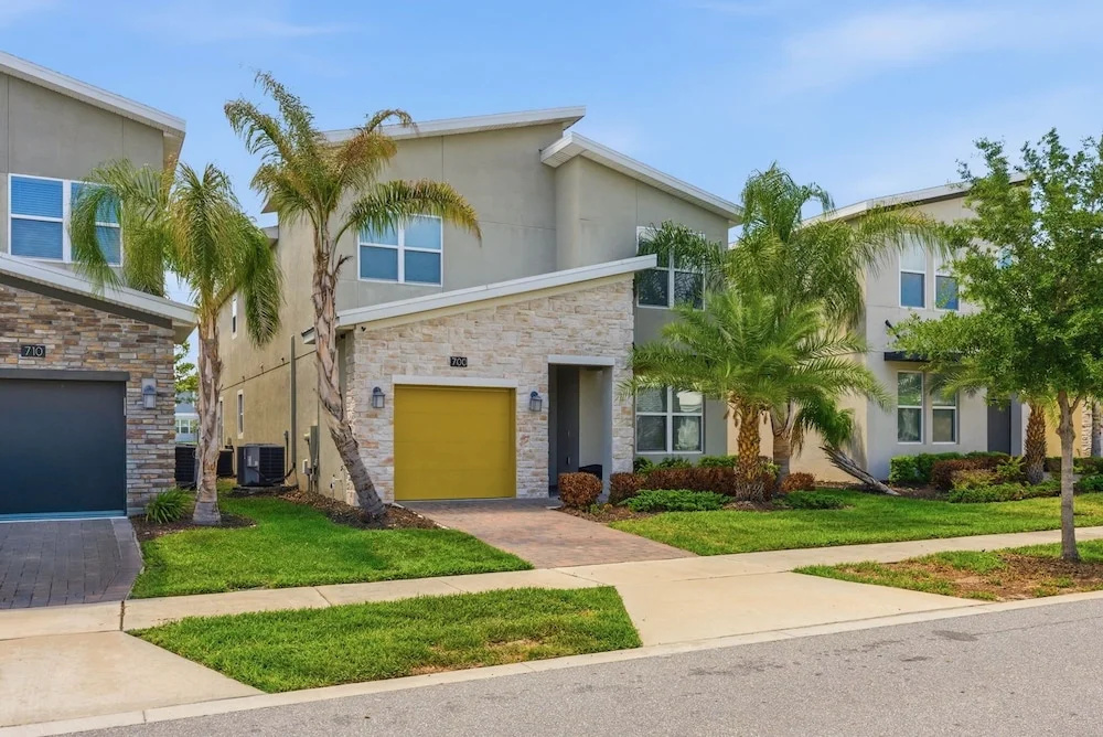 5BR Family Home, Pool, Theme Beds, Space, Location