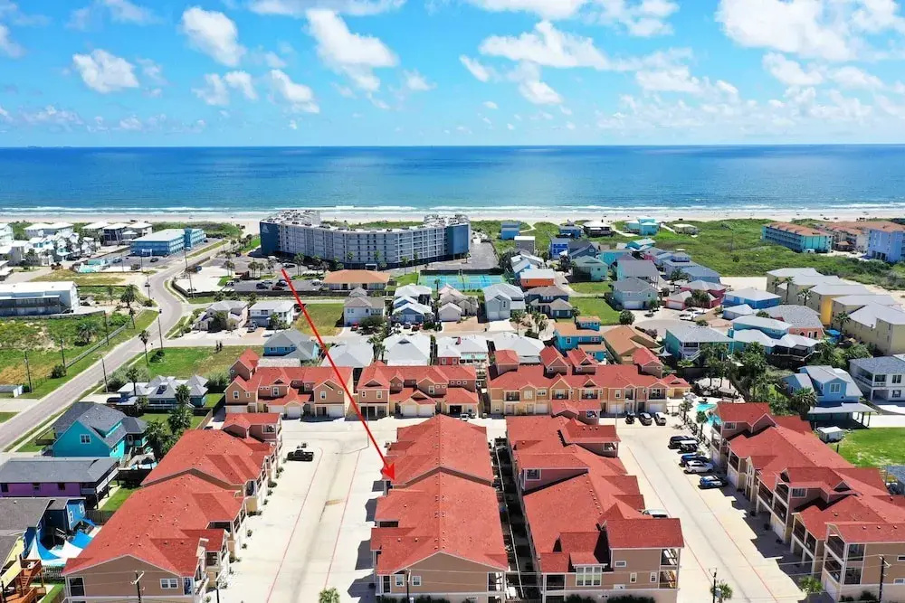 Walk to Beach Shared Pool Access, Golf Cart Zone Carpe Beach Bum by Avantstay