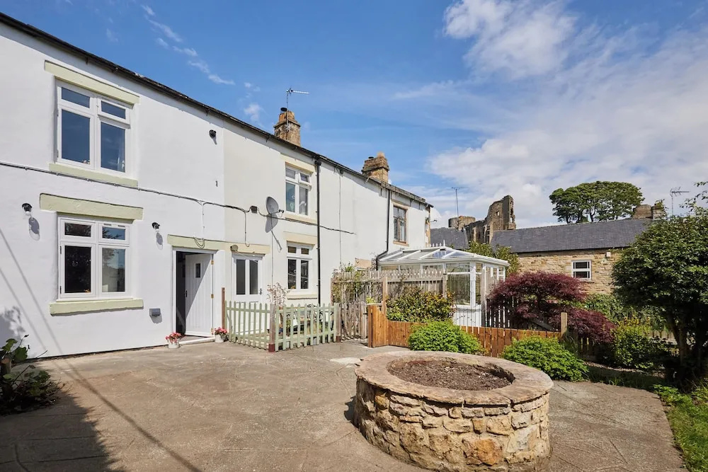 Host Stay Castle View Cottage
