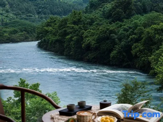 Anzhi Hillside Bloom Creek Retreat in Qiannan