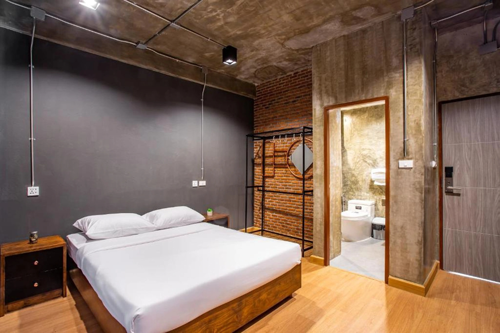 Deluxe Double room (full double bed)