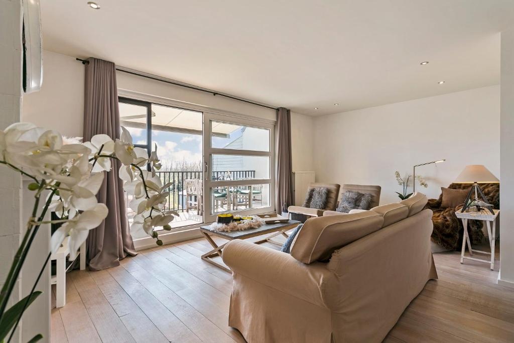 Fully renovated modern sunny holiday-house with garage in Knokke