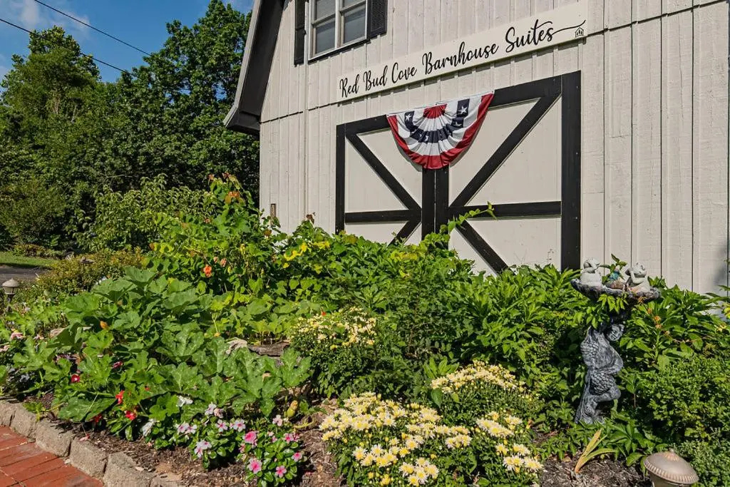 2 bdr Suite Right on Lake Tablerock Near Big Cedar Lodge Red Bud Cove