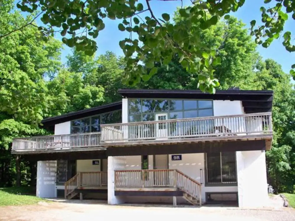 6 bdrm Cottage with Private Beach Access, BBQ, Outdoor Hot Tub, Sauna, Ping Pong Table, Petfriendly