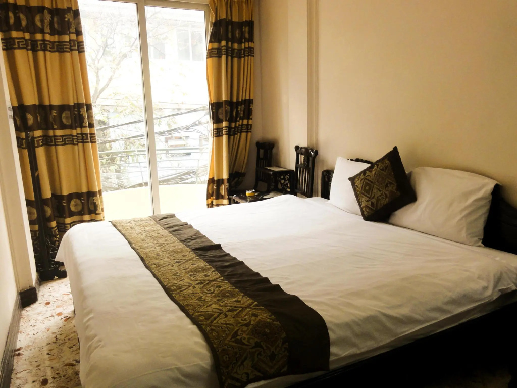Standard Double room with balcony (full double bed)