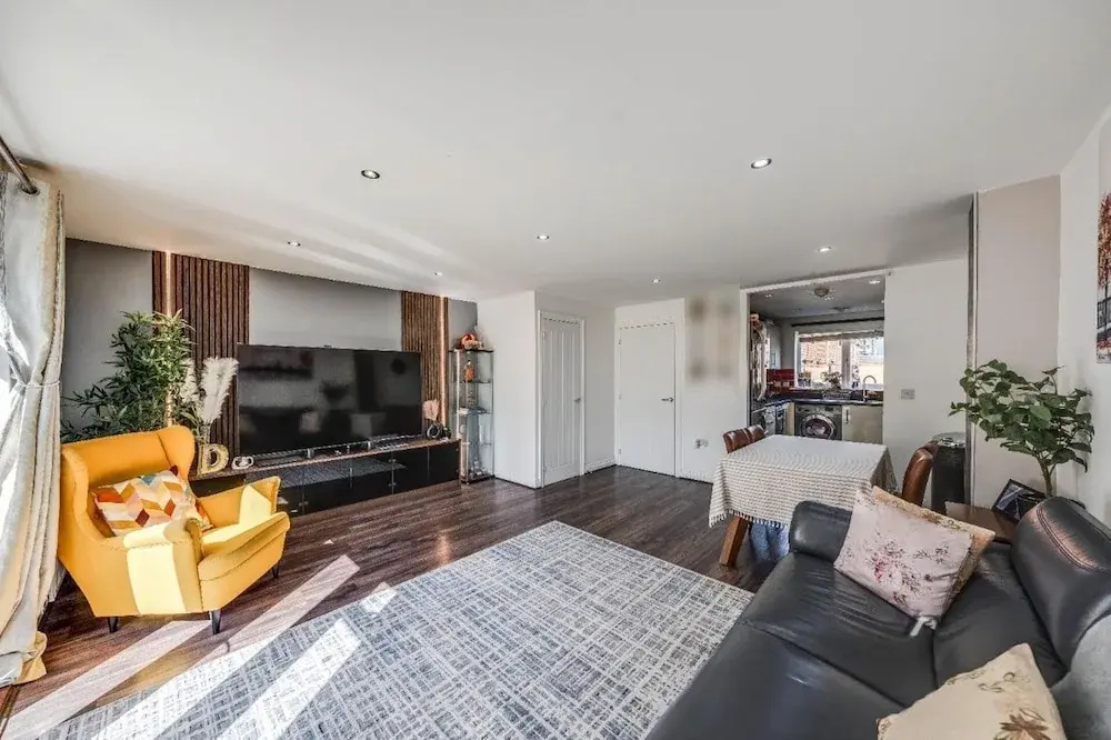 Dartford 3-bed House, Sleeps 7, 10 Mins to Station
