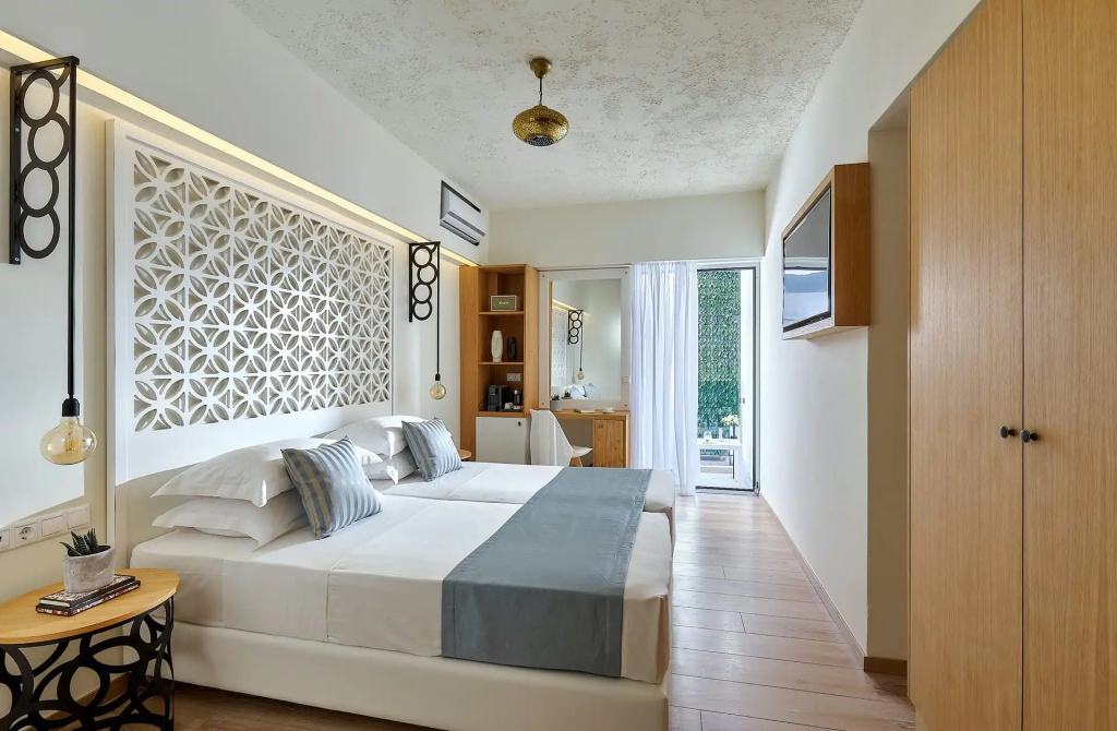 Superior Double room with pool view (full double bed)