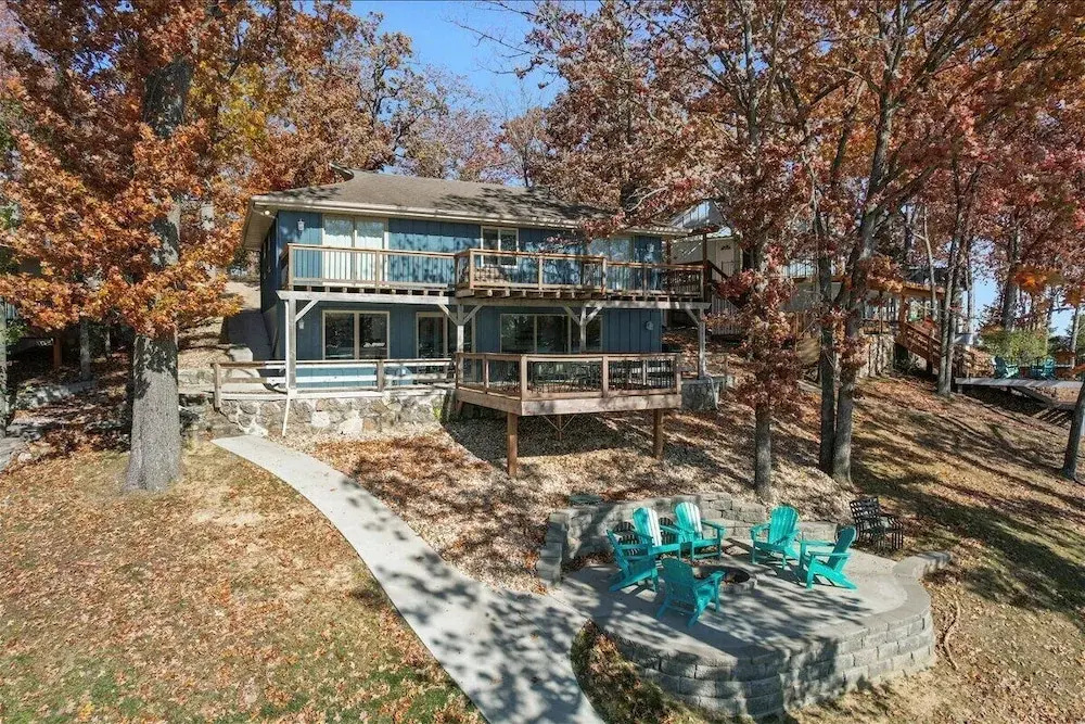 2 Lakefront Homes: Wide Decks, Great View