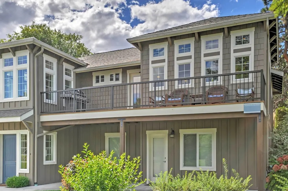 Gorgeous Wapato Point Lakehouse w/ Private Hot Tub