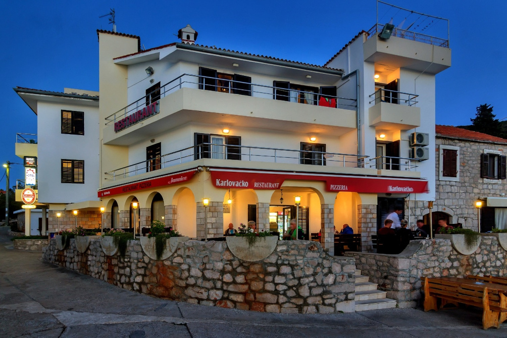 Room Ana - 5 m from beach: R11-24 Cove Pokrivenik, Island Hvar