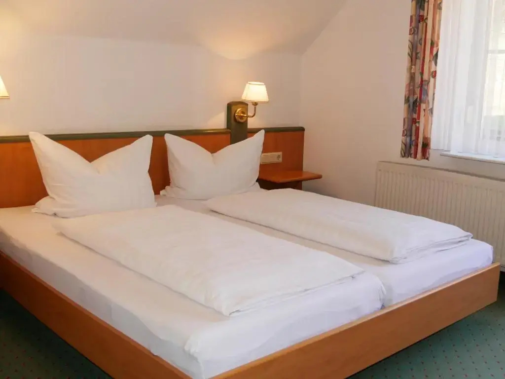 Standard Double room with balcony (full double bed)