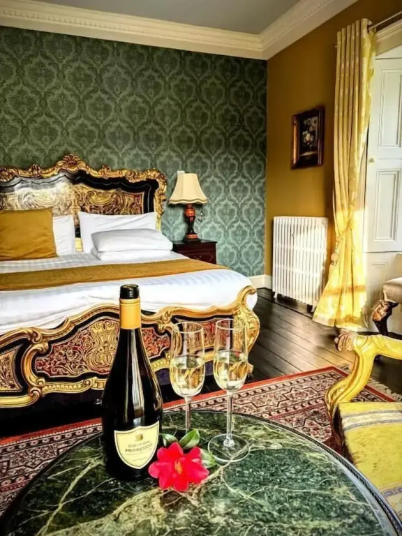 Luxury Double room (full double bed)