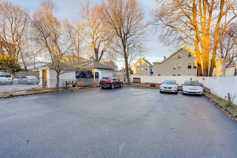 Pet-friendly Salem Apartment w/ Shared Deck!