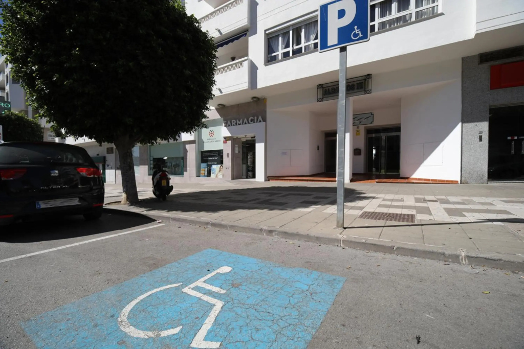 Marbella Sleeps 10 adults Secure underground car park Pool Aircon Fast Wifi