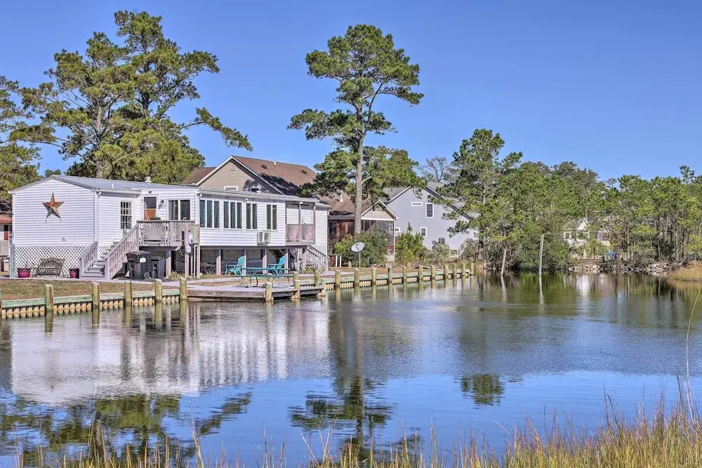 Quaint Chincoteague Island Hideaway w/ 2 Porches!