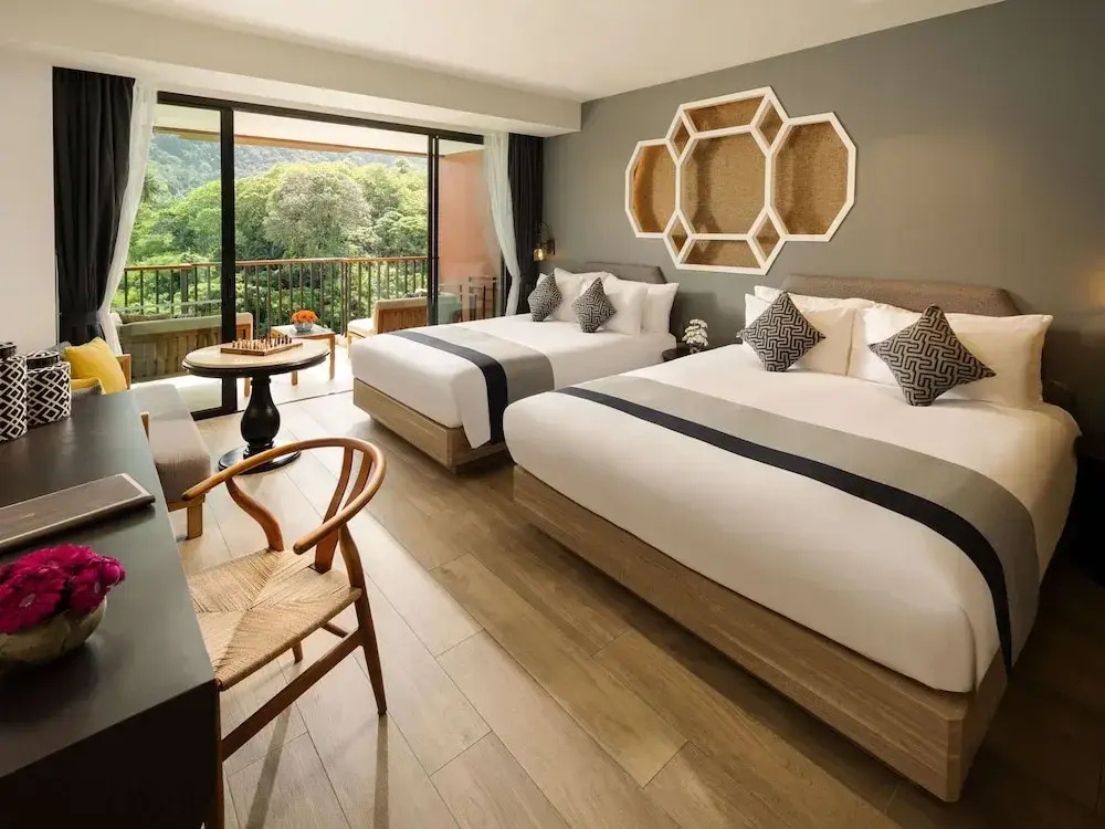 Семейный номер Premier с балконом и с видом на море в Avista Grande Phuket Karon - MGallery