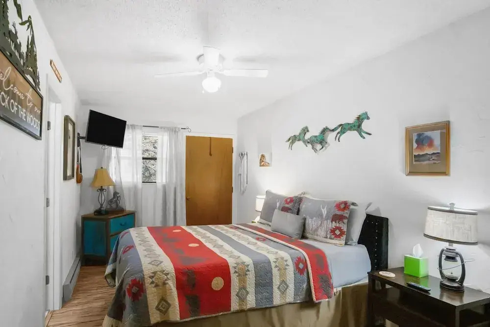 Eagle's Nest - Hot Tub, Deck & Prime Location 2 Bedroom Cabin - фото 7