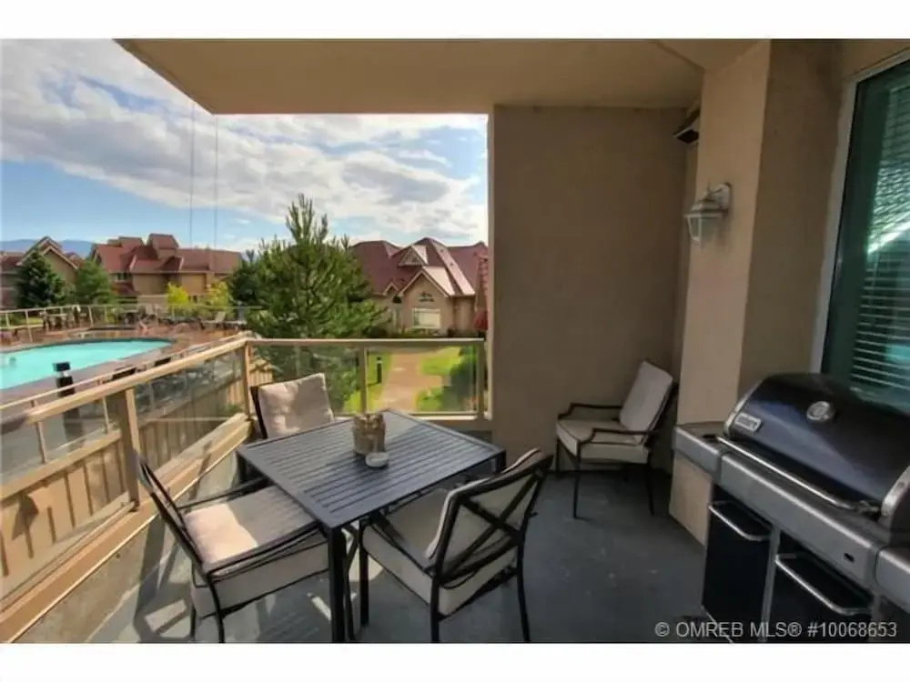 3 Bedrooms Premium Suite with pool view