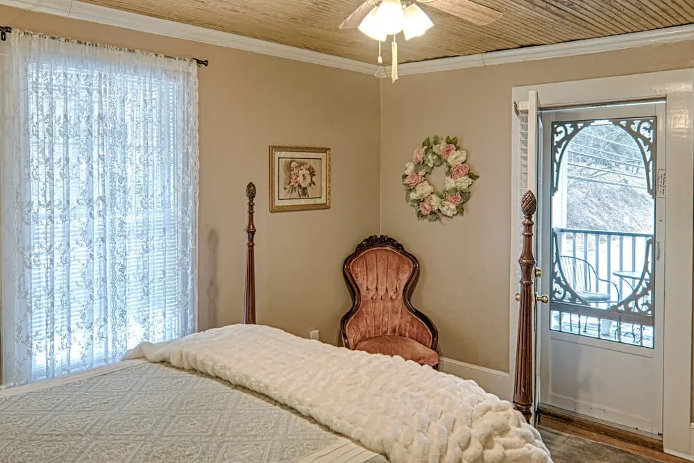 Double Suite with balcony and with river view (full double bed)