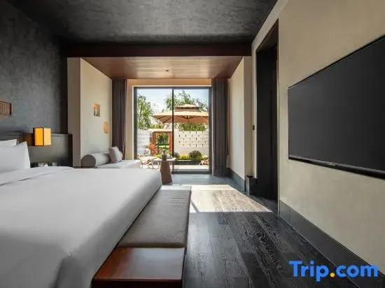 Deluxe Suite with courtyard view