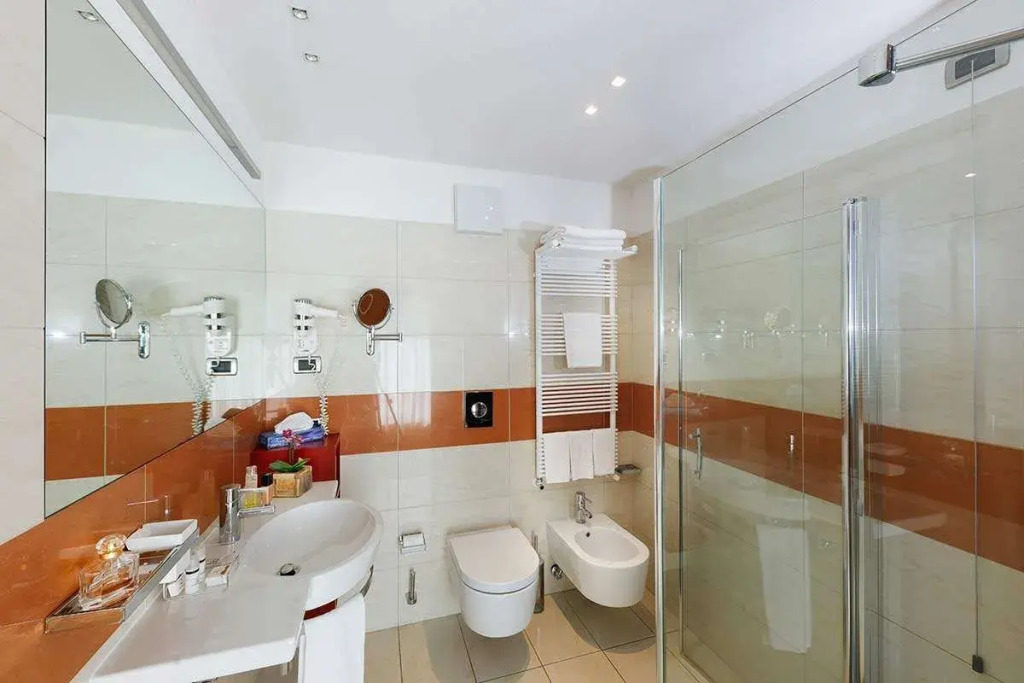 Alaska Hotel Cortina by null