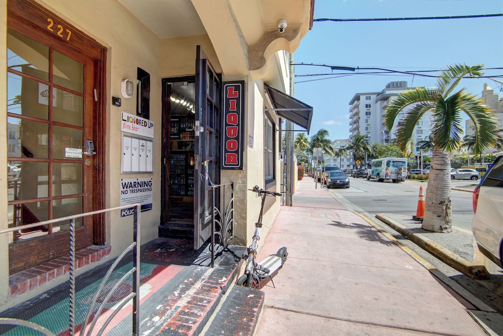 South Beach 2BR Condo Walk to Beach